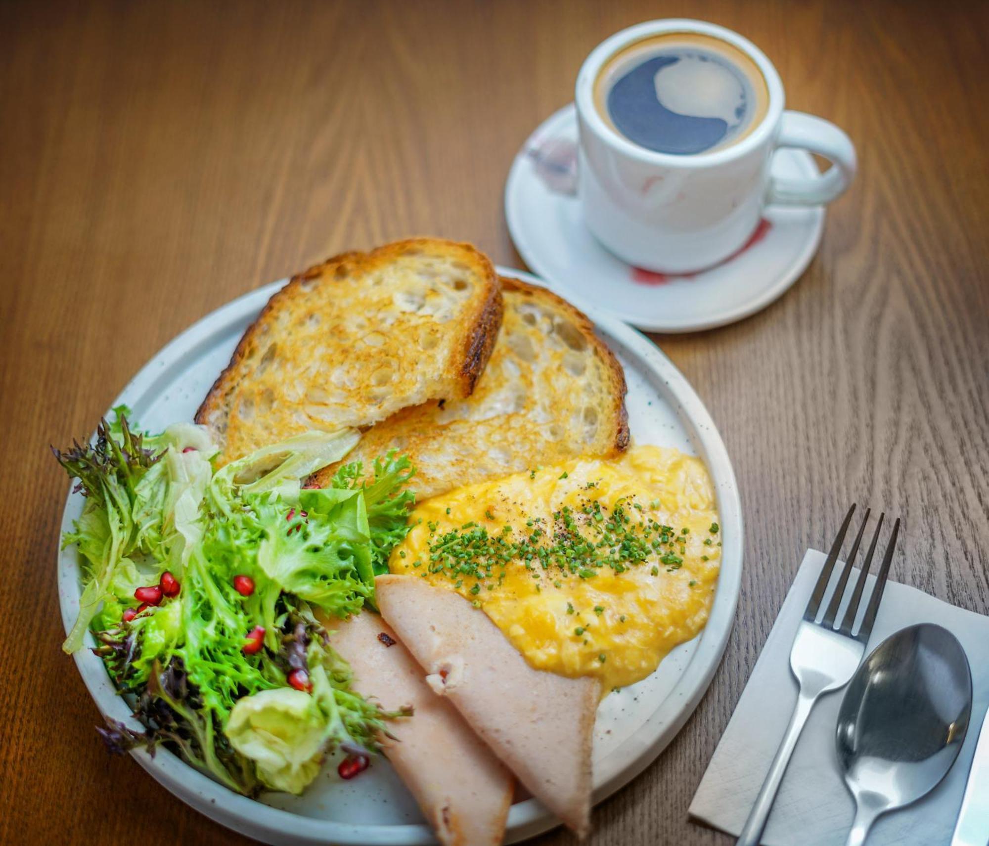 Neu Kl With Daily Breakfast Included *
