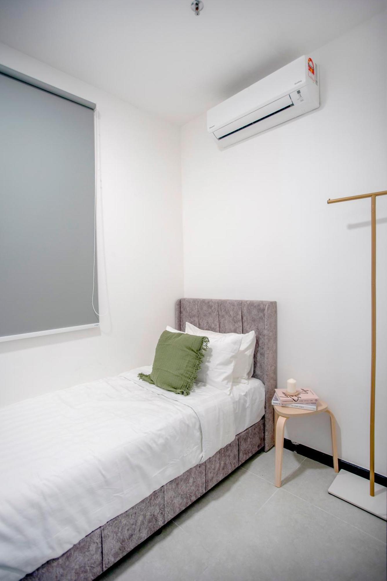Neu Kl With Daily Breakfast Included *