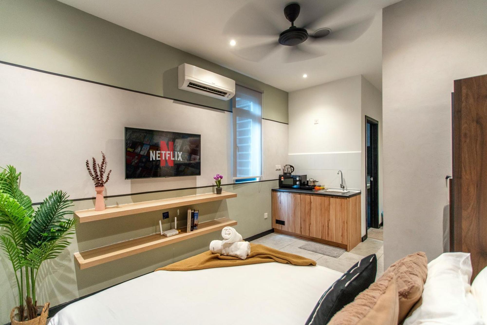 Neu Kl With Daily Breakfast Included
