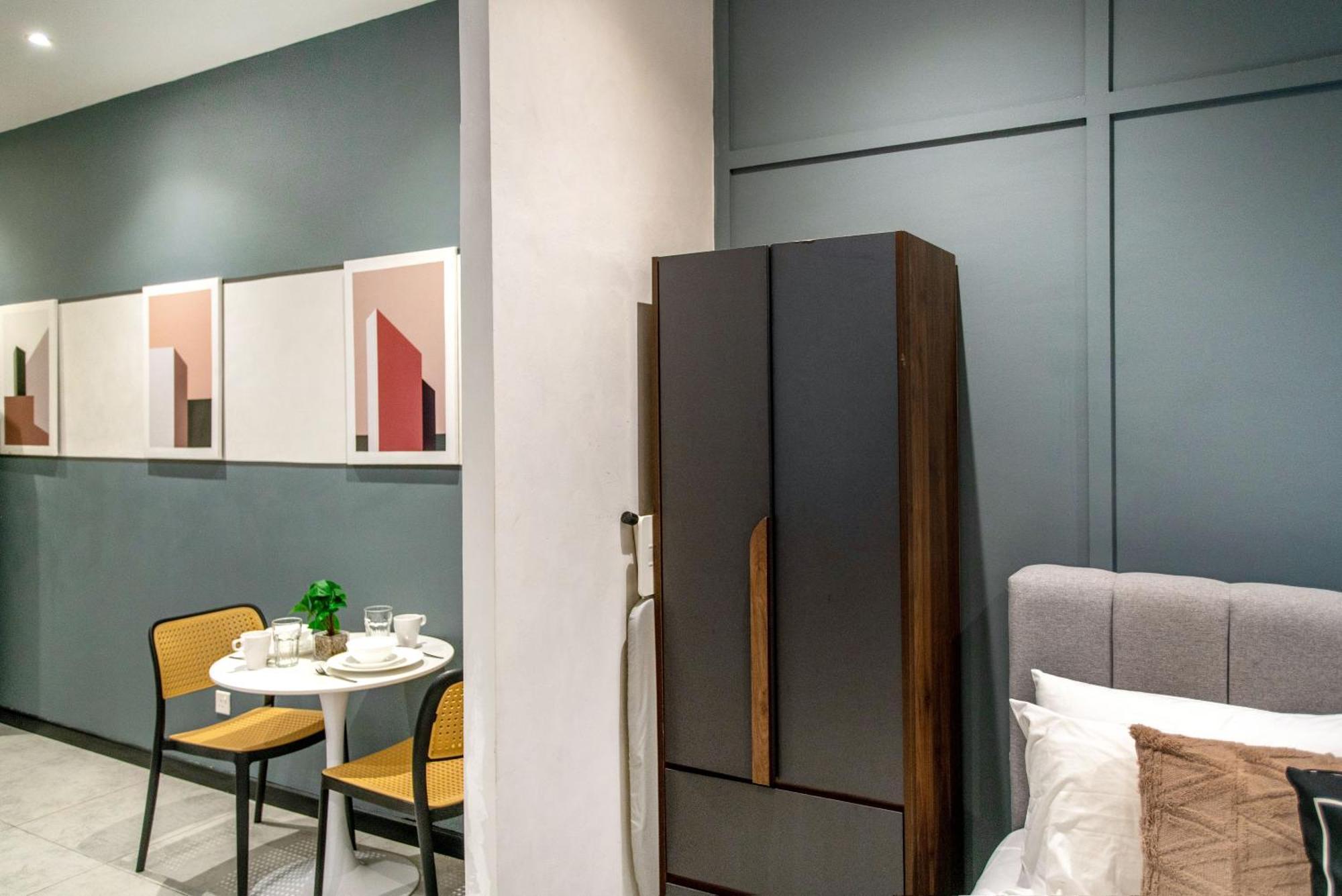 Neu Kl With Daily Breakfast Included *